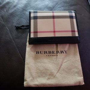 *Authentic Burberry Novacheck Card ID Wallet